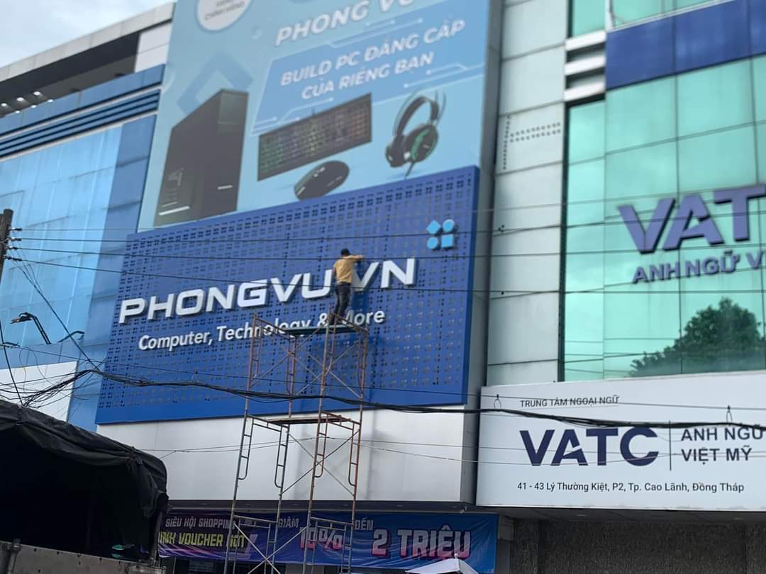 Bảng hiệu quảng cáo Phong Vũ computer