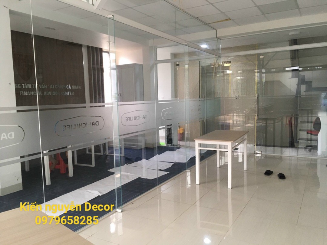 Dán decal kính văn phòng Bảo hiểm Q.1