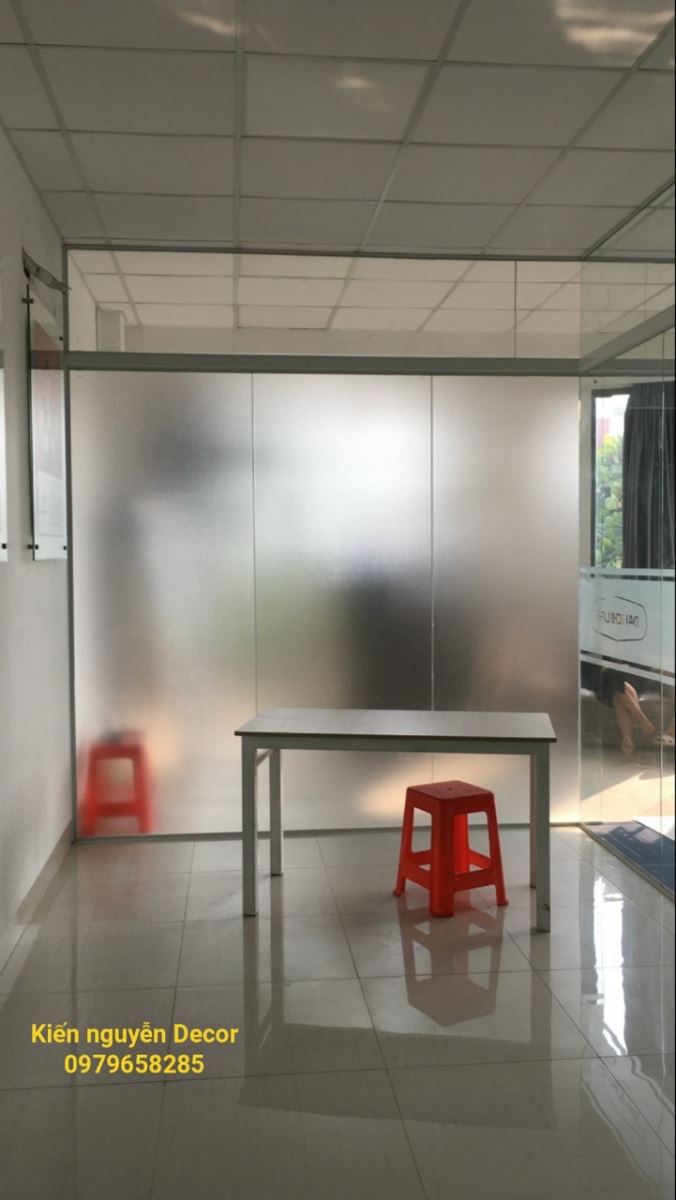 Dán decal kính văn phòng Bảo hiểm Q.1