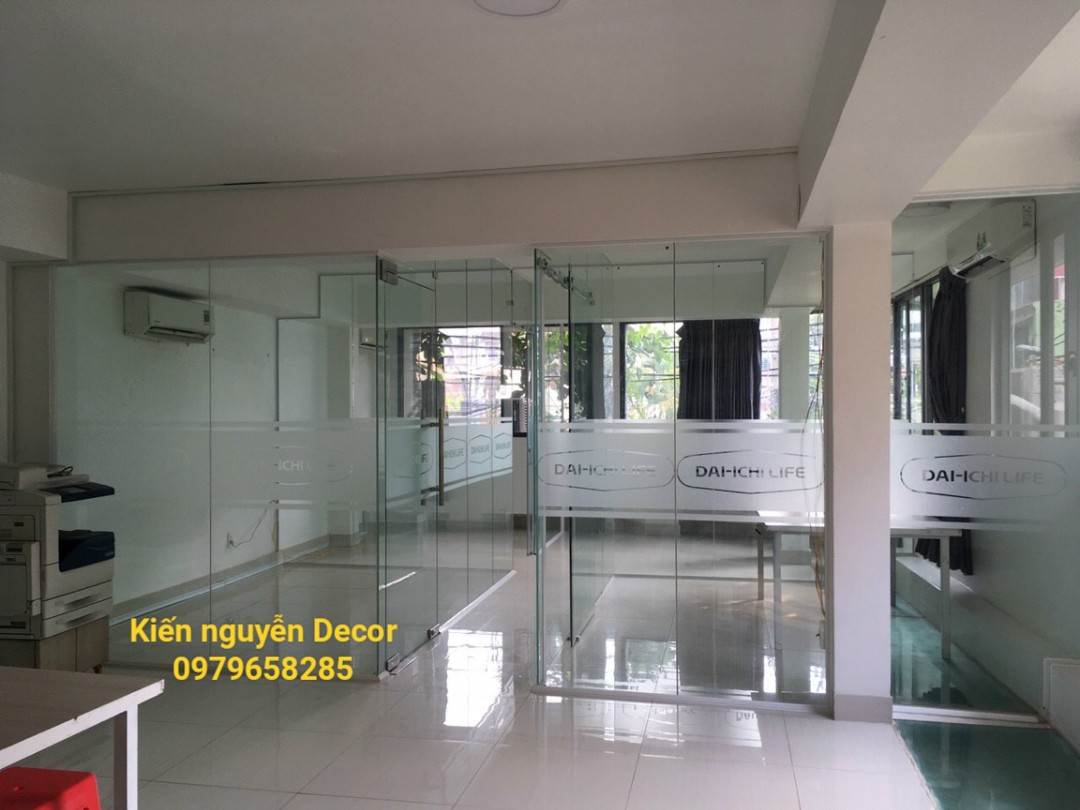 Dán decal kính văn phòng Bảo hiểm Q.1
