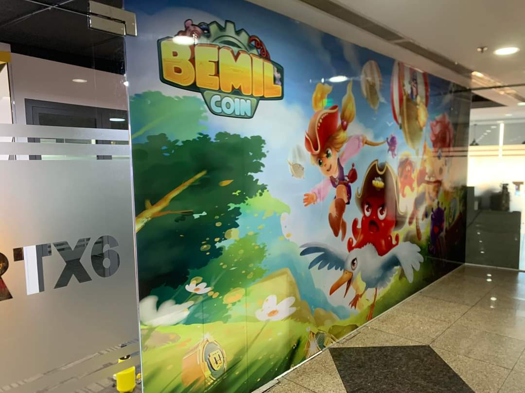 Decal quảng cáo hành lang