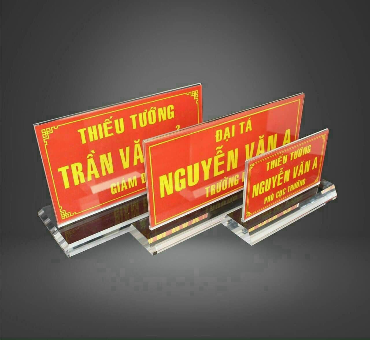 kệ mica gỗ ghi chức danh