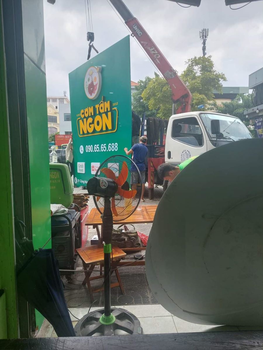 Bảng hiệu Cơm Tấm Ngon