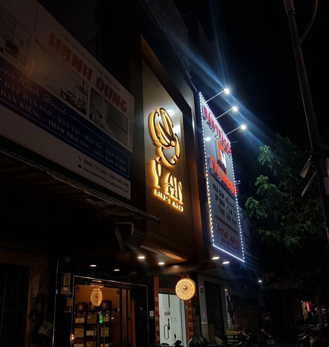 Bảng hiệu chữ inox viền chân sáng đèn Ý AN