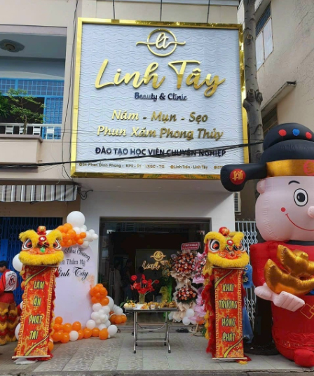 Bảng hiệu SPA Linh Tây ốp tấm 3D màu trắng ngoài trời