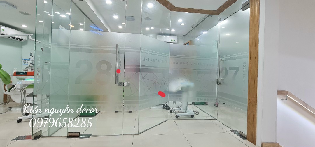 Dán Decal mờ văn phòng Nha Khoa Nhân Tâm