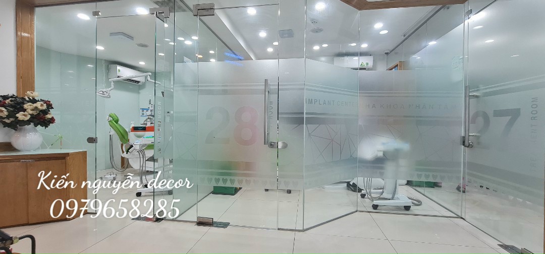 Dán Decal mờ văn phòng Nha Khoa Nhân Tâm