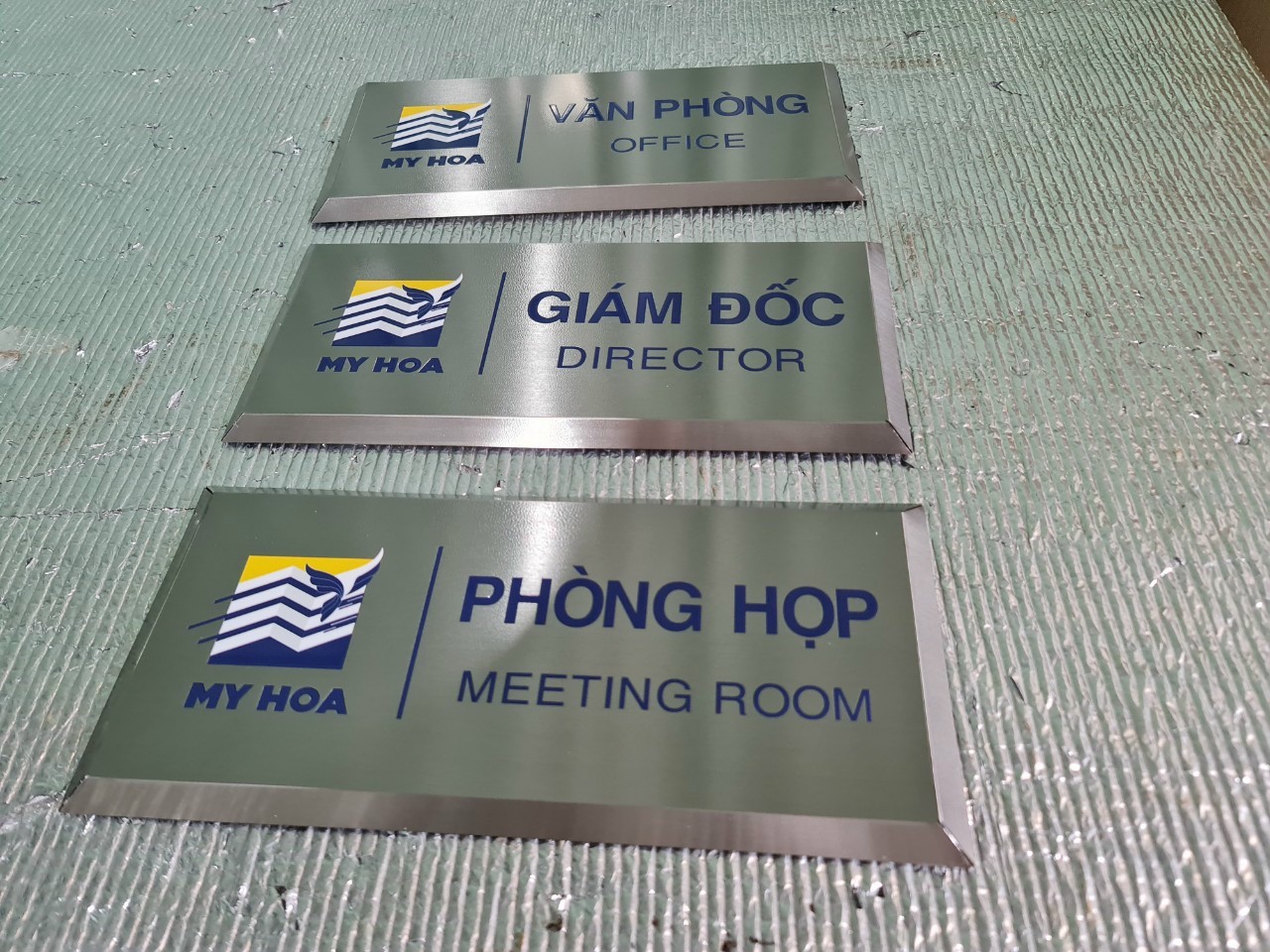 Bảng Inox xước trắng các loại phòng