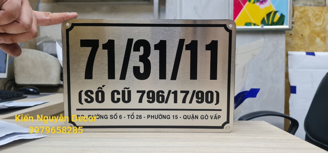 Bảng inox bạc xước ăn mòn số nhà