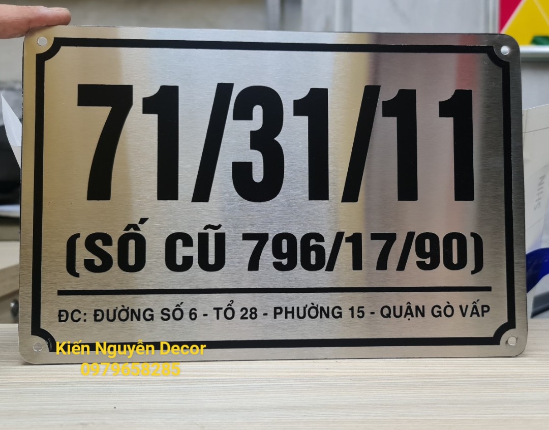 Bảng inox bạc xước ăn mòn số nhà