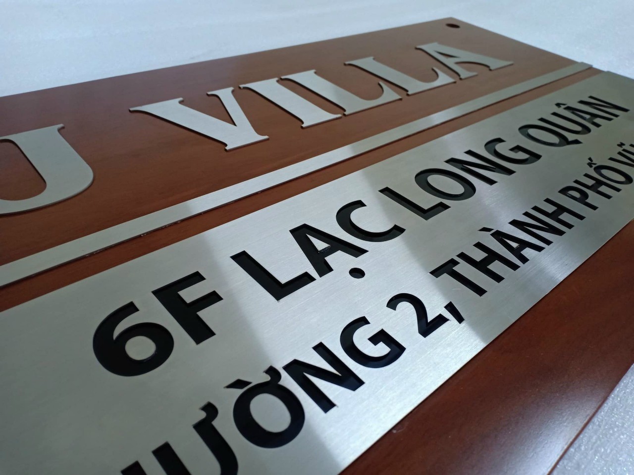 bảng và chữ inox