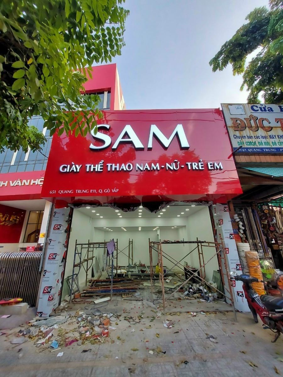 Bảng hiệu alu Kính màu đỏ Sam