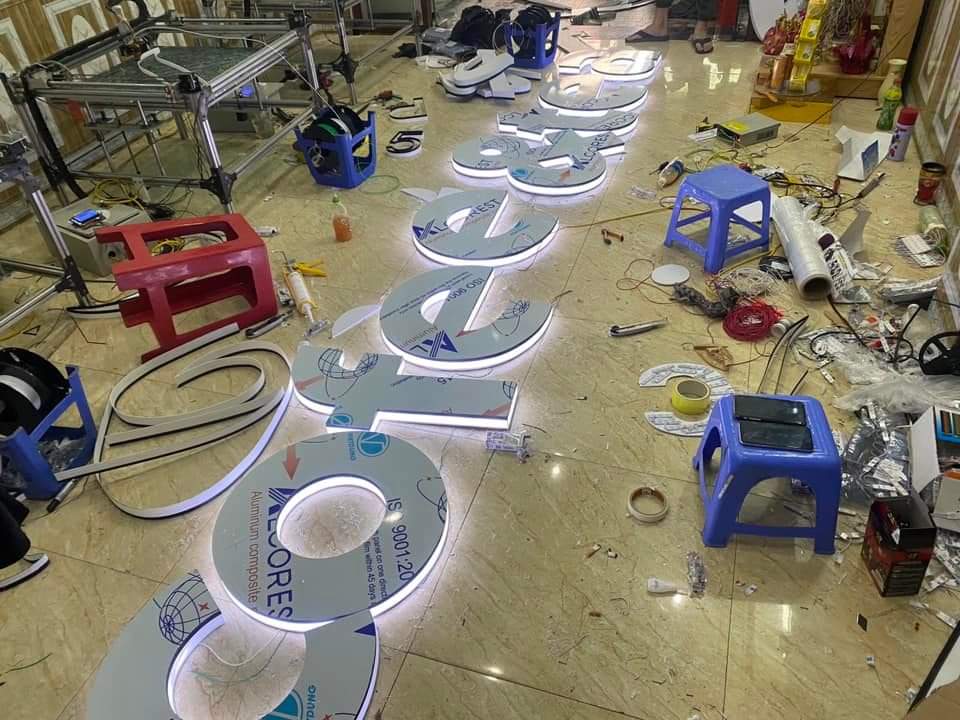 Chữ Alu uốn nổi hắt đèn