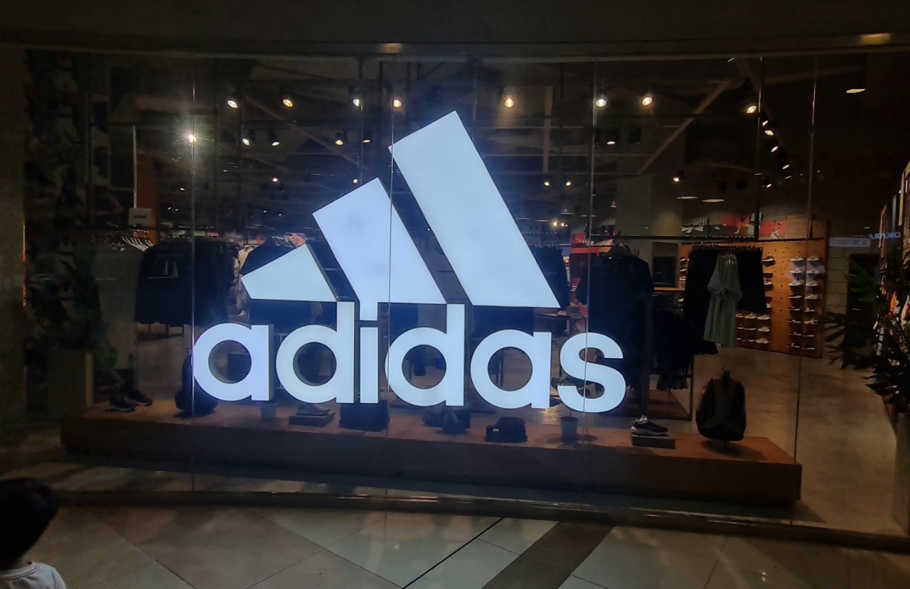 Chữ mica hộp đèn logo adidas