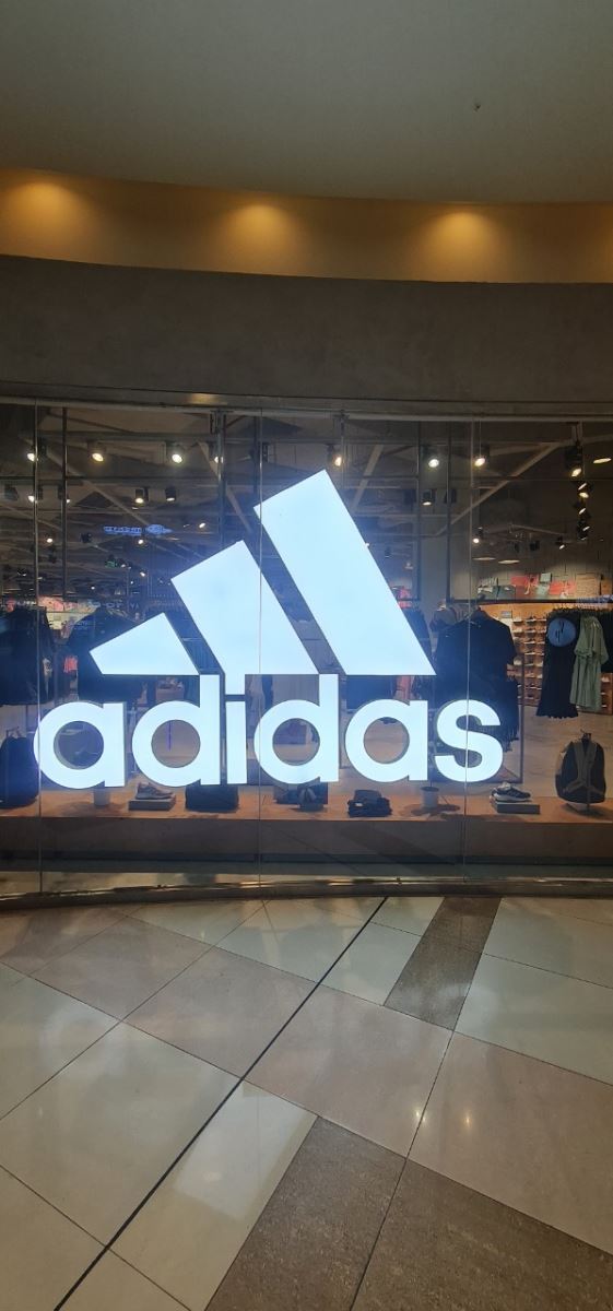 Chữ mica hộp đèn logo adidas