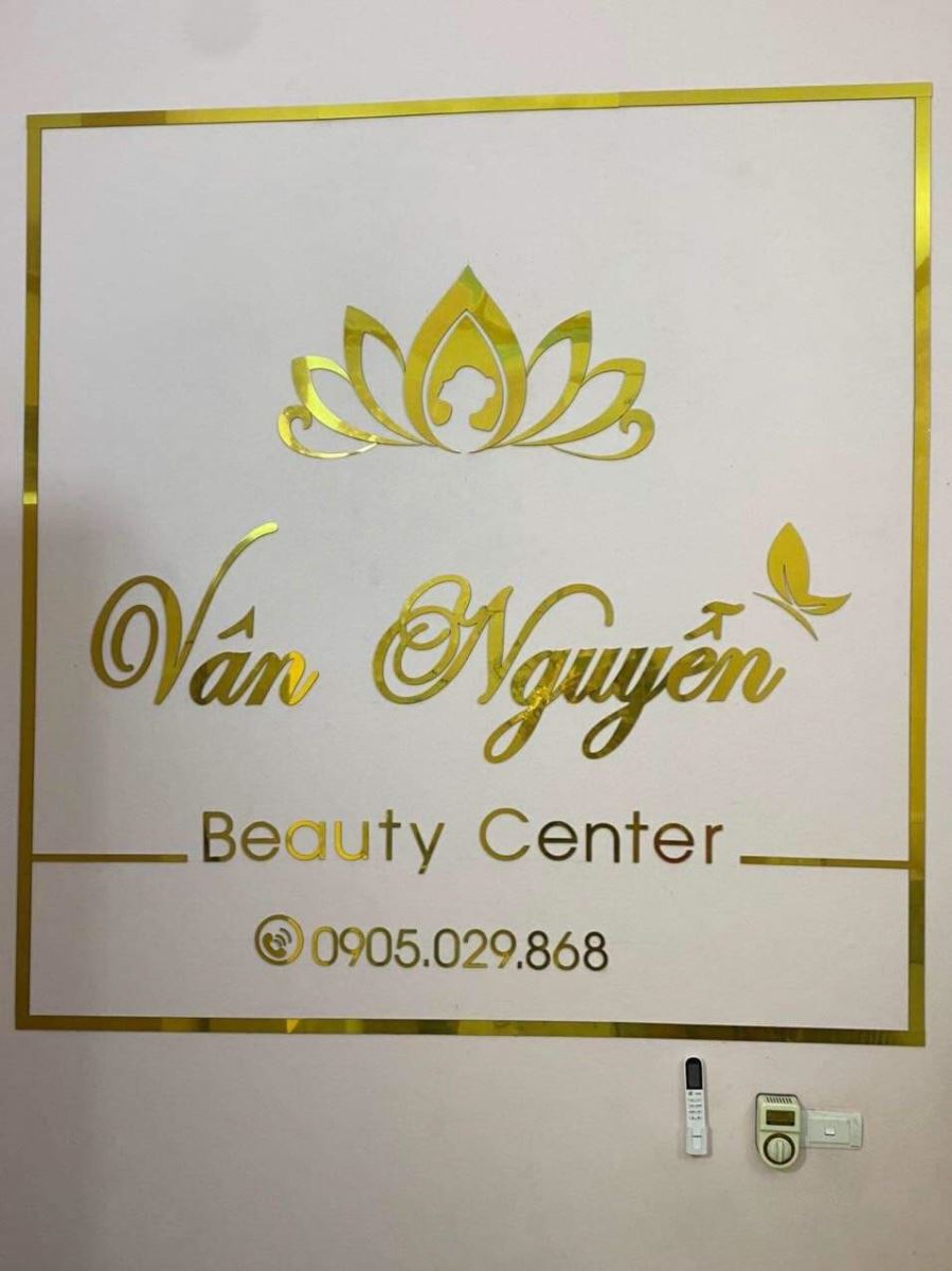 Chữ alu vàng Spa & Salon