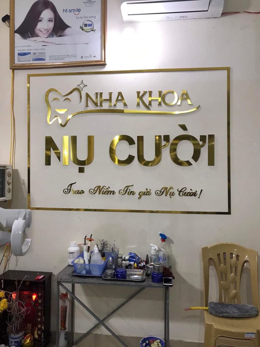 Chữ alu vàng Spa & Salon