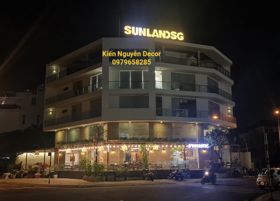 Chữ hộp đèn mica tòa nhà trên cao SUNLANDSG