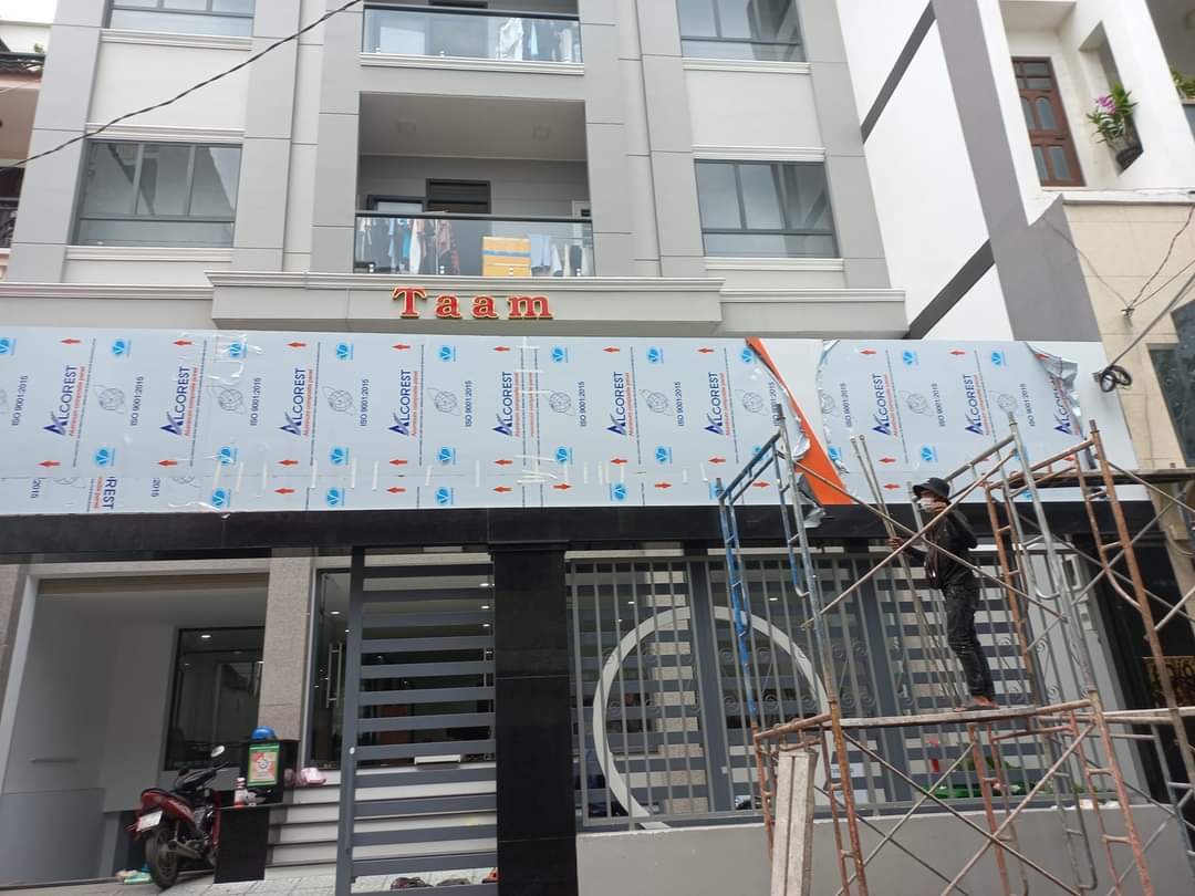 Thi công Tấm Ốp Alu khung sắt