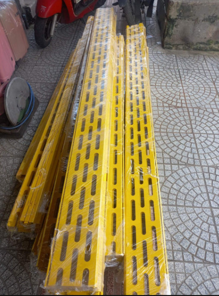 Bảng hiệu Lam sóng tôn màu vàng